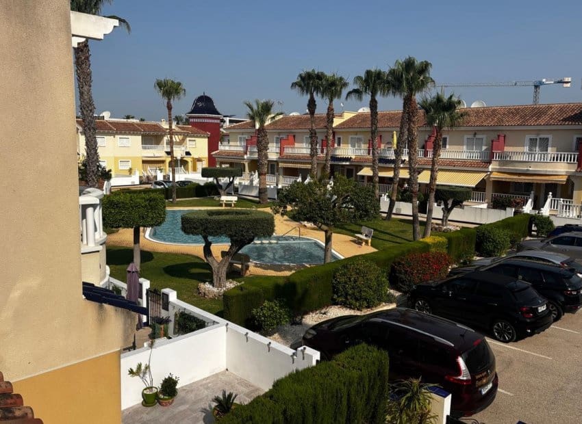 2 soverom Kjedet enebolig til salgs i Ciudad Quesada med svømmebasseng - € 225 000 (Ref: 9211188)