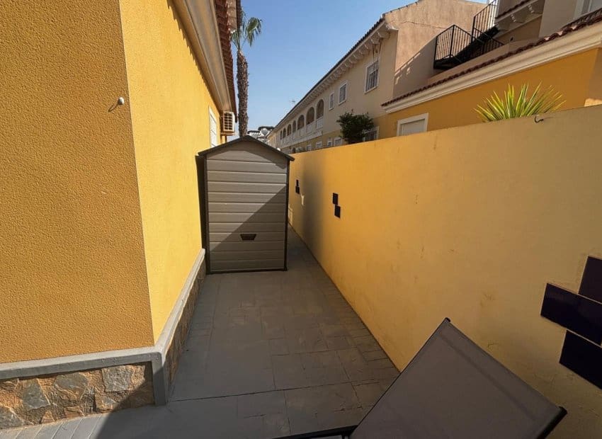 2 soverom Kjedet enebolig til salgs i Ciudad Quesada med svømmebasseng - € 225 000 (Ref: 9211188)