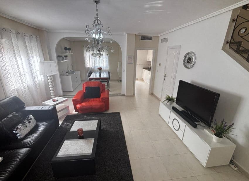 2 soverom Kjedet enebolig til salgs i Ciudad Quesada med svømmebasseng - € 225 000 (Ref: 9211188)