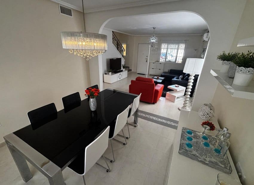 2 soverom Kjedet enebolig til salgs i Ciudad Quesada med svømmebasseng - € 225 000 (Ref: 9211188)