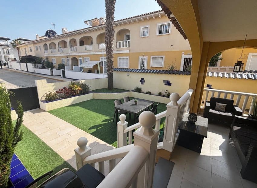 2 soverom Kjedet enebolig til salgs i Ciudad Quesada med svømmebasseng - € 225 000 (Ref: 9211188)