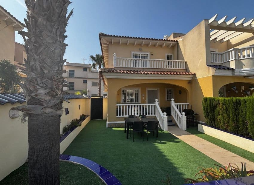 2 soverom Kjedet enebolig til salgs i Ciudad Quesada med svømmebasseng - € 225 000 (Ref: 9211188)