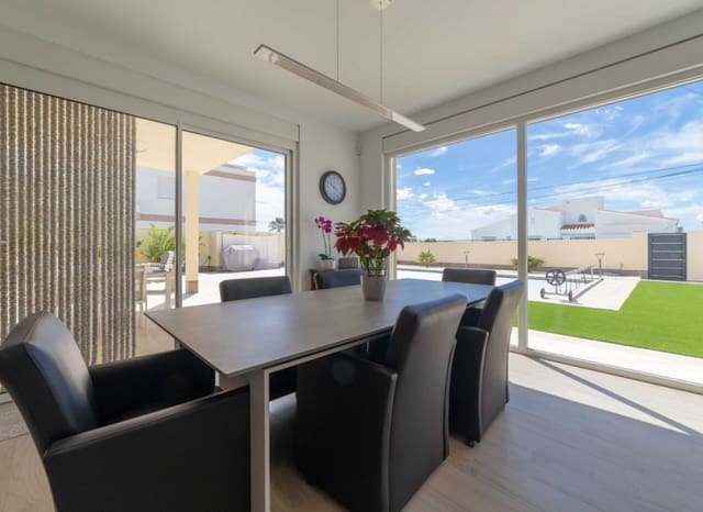 4 chambre Villa/Maison à vendre à El Chaparral - La Siesta - La Torreta, Torrevieja avec piscine - 780 000 € (Ref: 9211196)