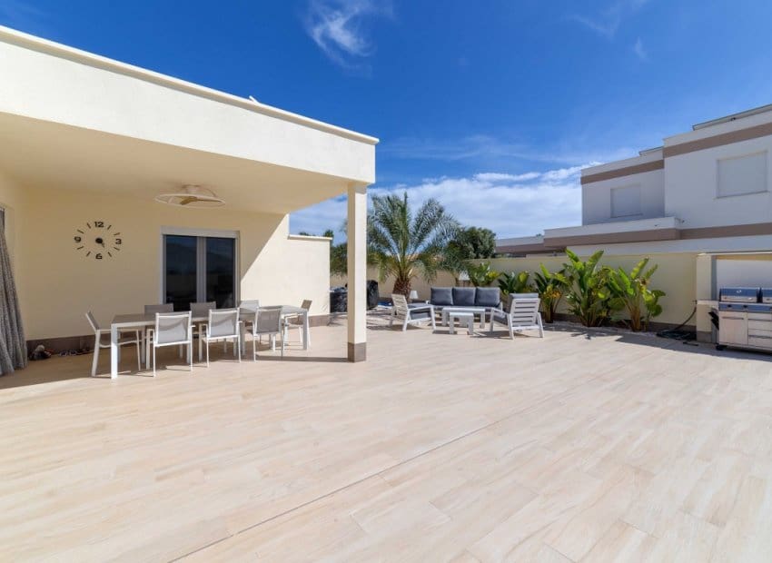 4 chambre Villa/Maison à vendre à Torrevieja avec piscine - 780 000 € (Ref: 9211196)