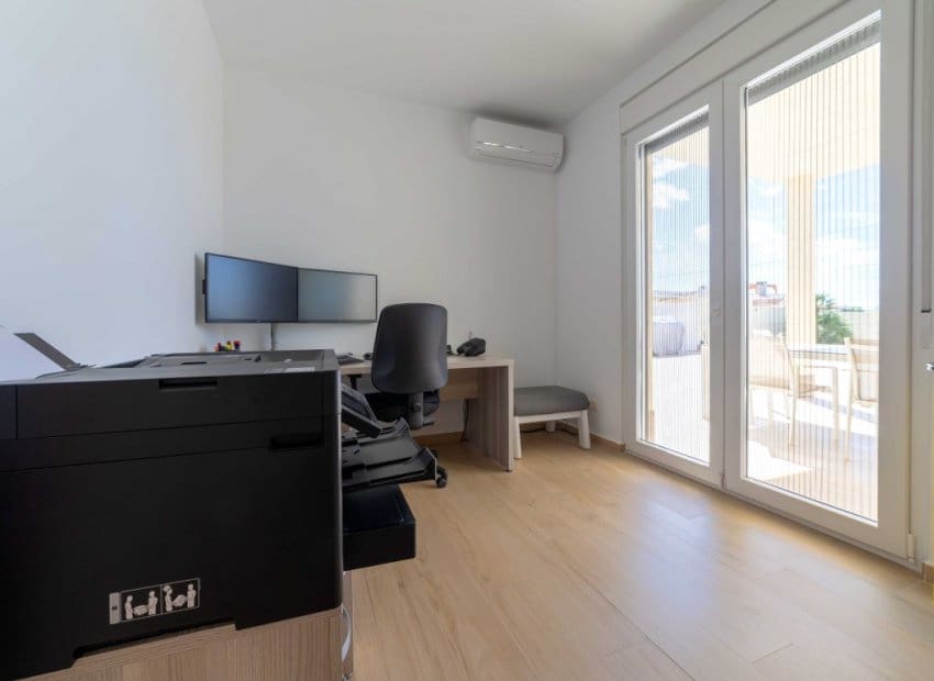 4 chambre Villa/Maison à vendre à Torrevieja avec piscine - 780 000 € (Ref: 9211196)