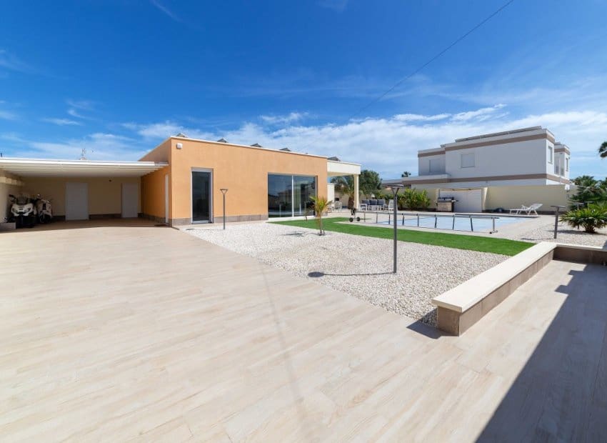 4 chambre Villa/Maison à vendre à Torrevieja avec piscine - 780 000 € (Ref: 9211196)