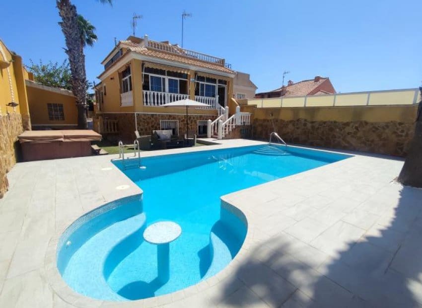 Chalet de 6 habitaciones en Aguas Nuevas en venta con piscina - 549.900 € (Ref: 9211206)