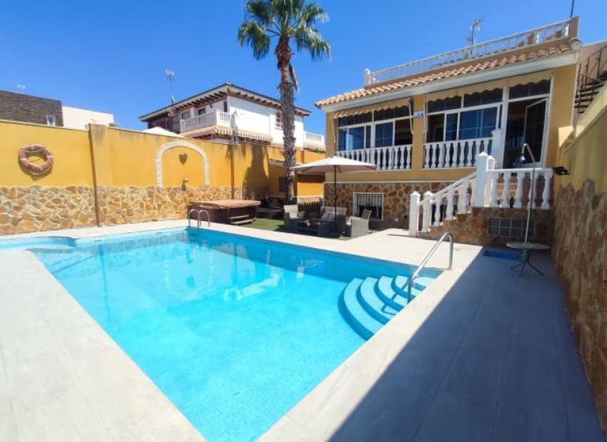 Chalet de 6 habitaciones en Aguas Nuevas en venta con piscina - 549.900 € (Ref: 9211206)