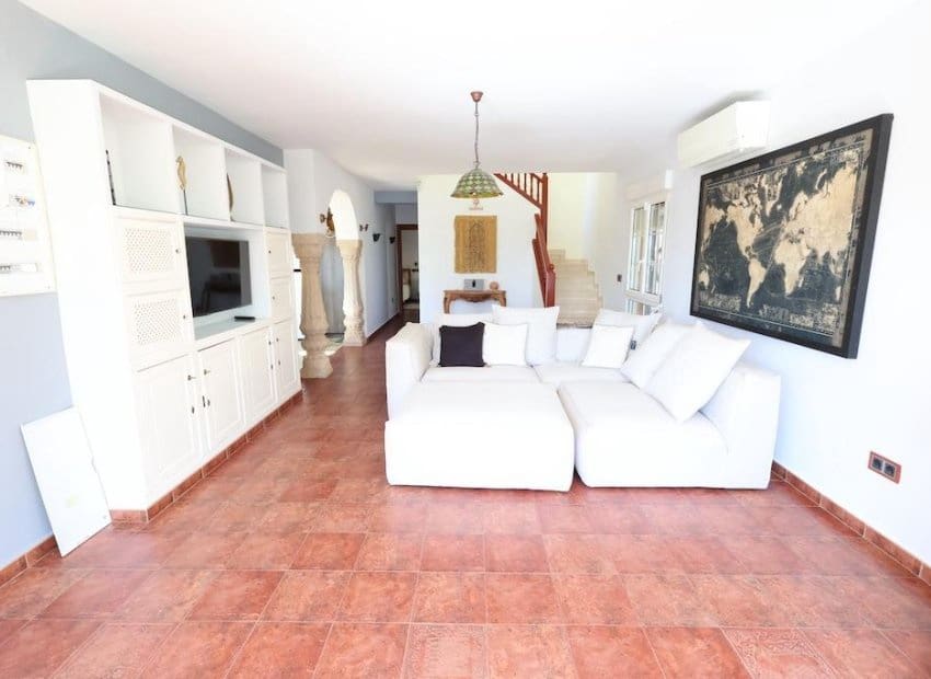 4 bedroom Villa for sale in Villamartin - € 699,000 (Ref: 9211210)