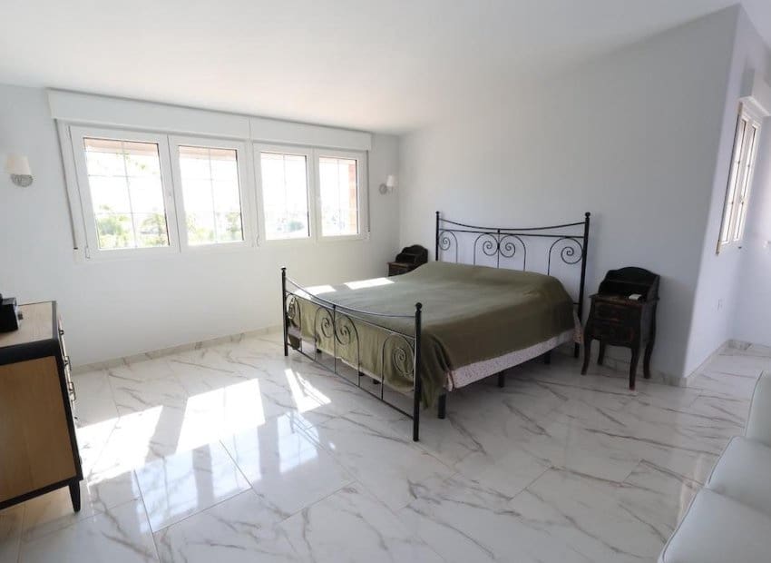 4 bedroom Villa for sale in Villamartin - € 699,000 (Ref: 9211210)