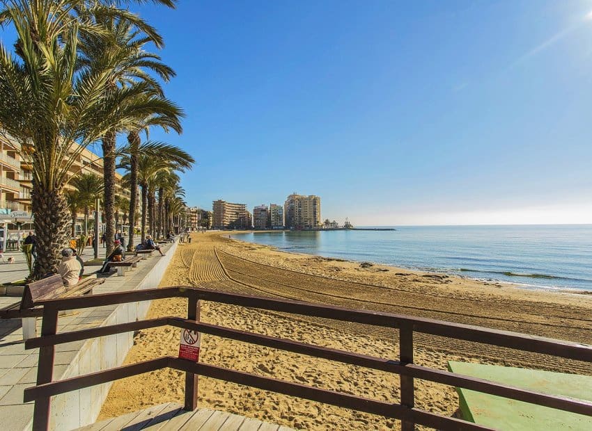 3 quarto Apartamento de Praia para venda em Torrevieja - 200 000 € (Ref: 9211213)