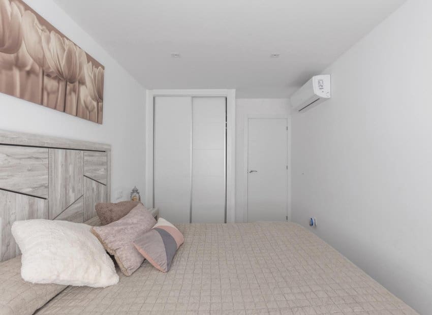 3 chambre Appartement à vendre à Torrevieja avec piscine - 295 000 € (Ref: 9211220)