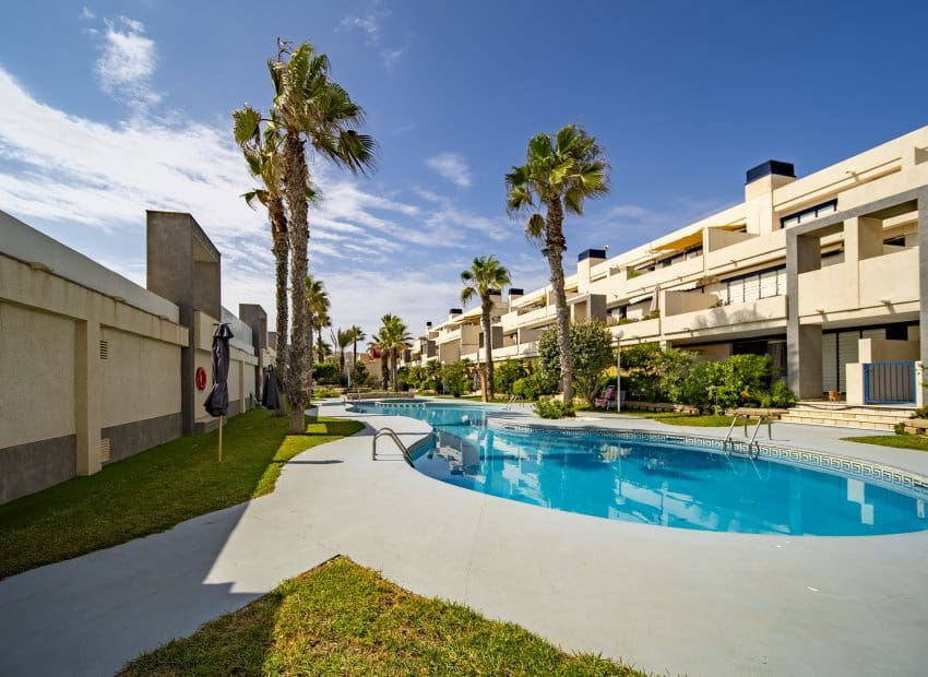 2 makuuhuone Ranta-asunto myytävänä paikassa La Mata mukana uima-altaan - 329 000 € (Ref: 9211227)