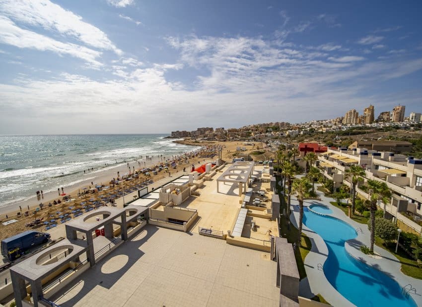 2 makuuhuone Ranta-asunto myytävänä paikassa La Mata mukana uima-altaan - 329 000 € (Ref: 9211227)