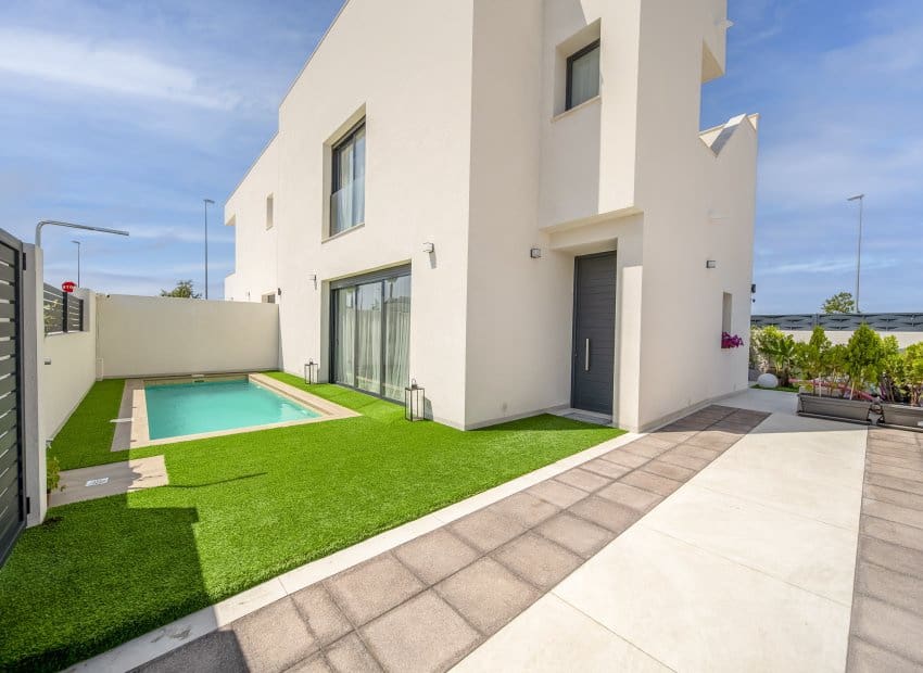 2 bedroom Villa for sale in Benijofar with pool - € 330,000 (Ref: 9211233)