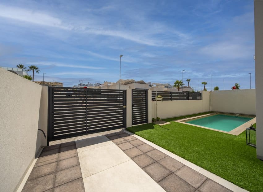 2 bedroom Villa for sale in Benijofar with pool - € 330,000 (Ref: 9211233)