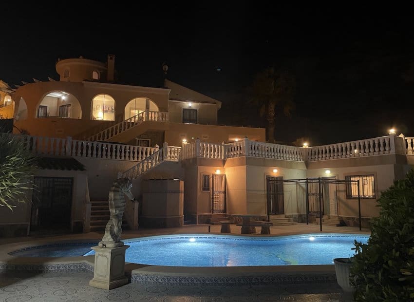 5 makuuhuone Huvila myytävänä paikassa Ciudad Quesada mukana uima-altaan - 625 000 € (Ref: 9211249)