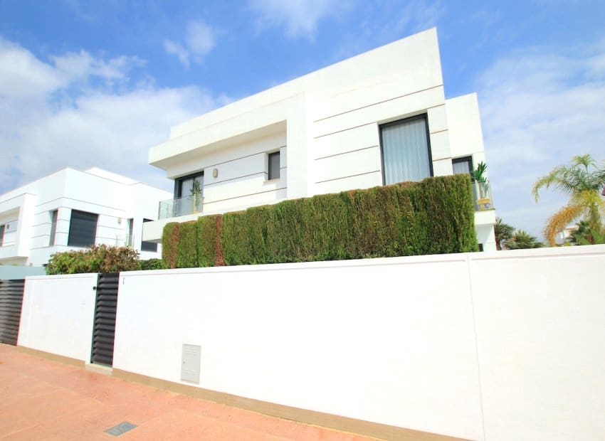 4 bedroom Villa for sale in Dona Pepa with pool - € 565,000 (Ref: 9211253)