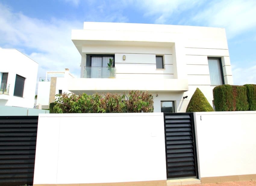 4 bedroom Villa for sale in Dona Pepa with pool - € 565,000 (Ref: 9211253)