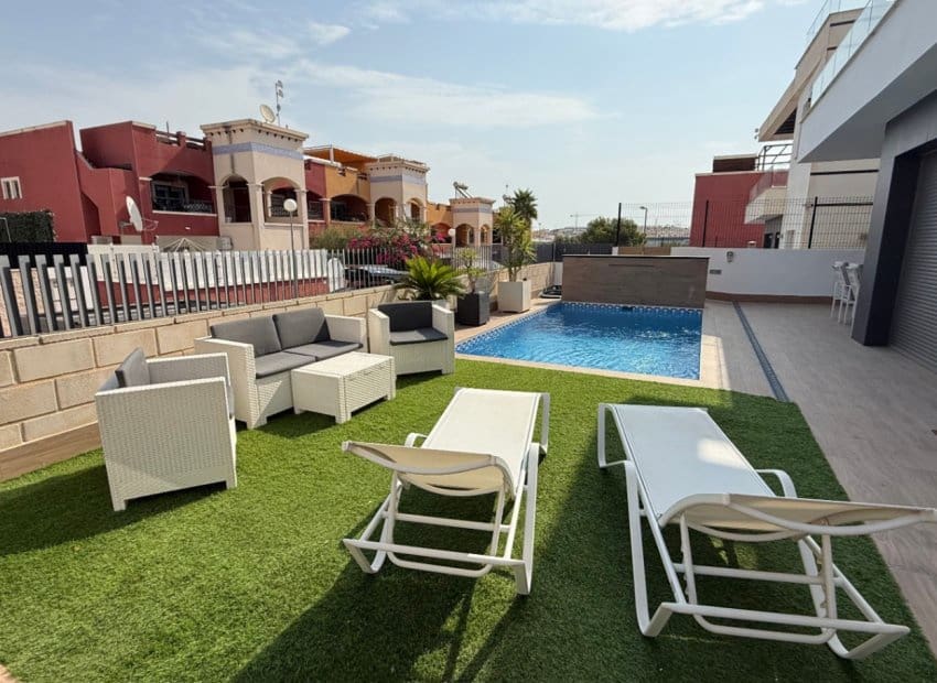 4 bedroom Villa for sale in Orihuela Costa with pool - € 536,500 (Ref: 9211263)