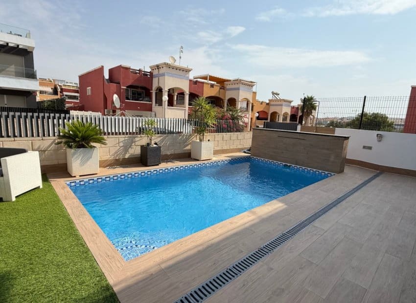 4 bedroom Villa for sale in Orihuela Costa with pool - € 536,500 (Ref: 9211263)