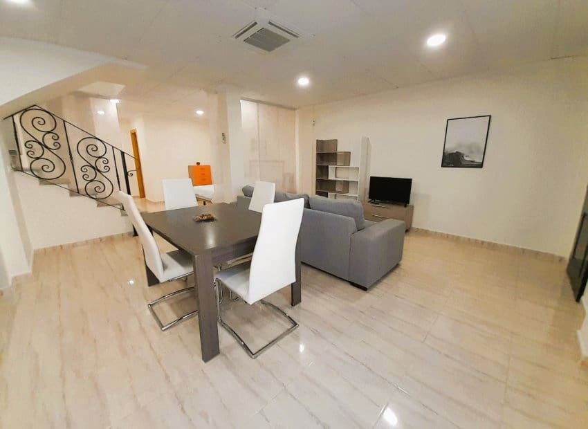 3 soveværelse Semi-Rækkehus til salg i Ciudad Quesada med swimmingpool - € 265.000 (Ref: 9211270)