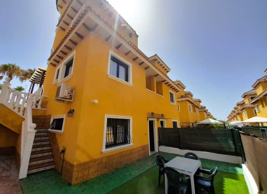 3 soveværelse Semi-Rækkehus til salg i Ciudad Quesada med swimmingpool - € 265.000 (Ref: 9211270)