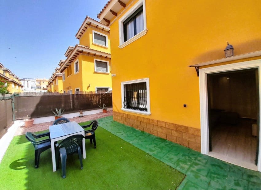 3 soveværelse Semi-Rækkehus til salg i Ciudad Quesada med swimmingpool - € 265.000 (Ref: 9211270)