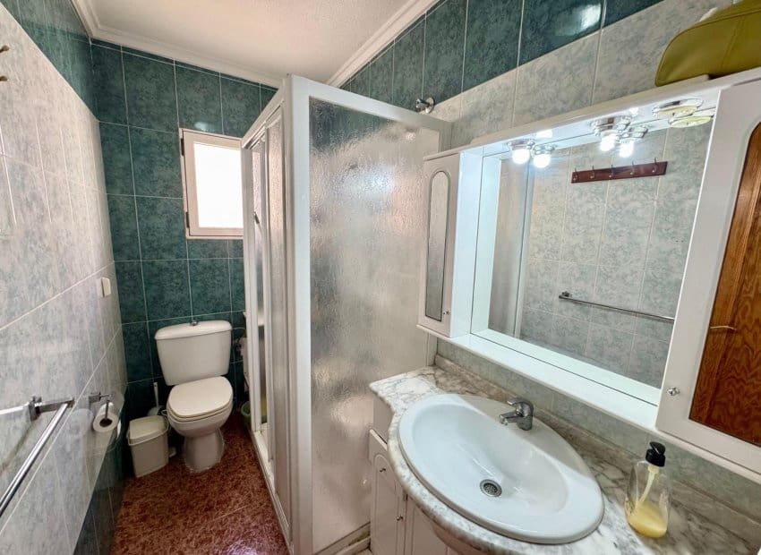 2 slaapkamer Penthouse te koop in Torrevieja met zwembad - € 140.000 (Ref: 9211315)