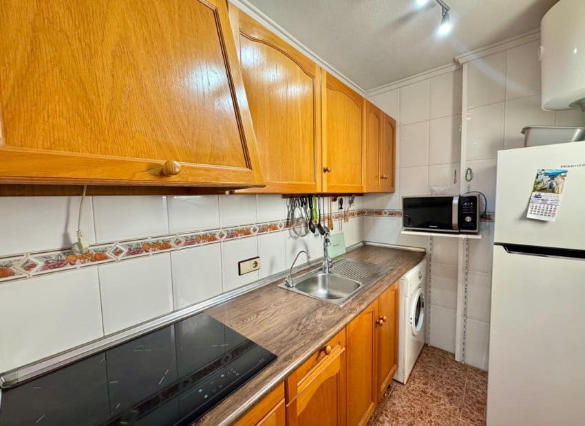 2 slaapkamer Penthouse te koop in Torrevieja met zwembad - € 140.000 (Ref: 9211315)