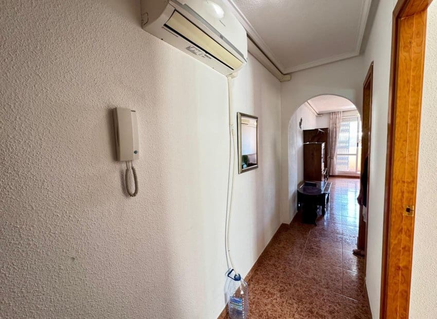 2 slaapkamer Penthouse te koop in Torrevieja met zwembad - € 140.000 (Ref: 9211315)