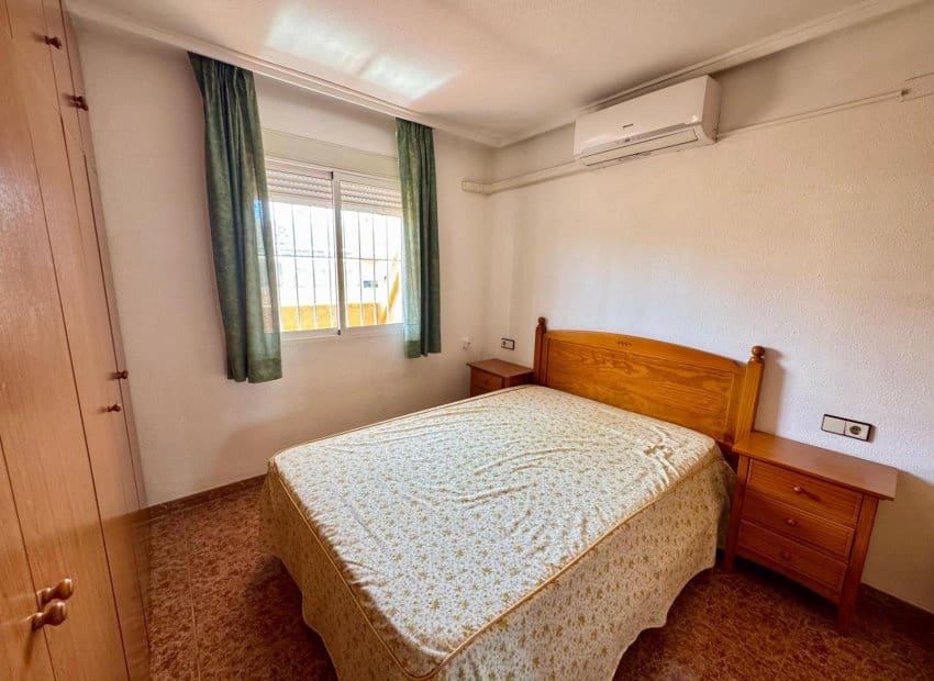 2 slaapkamer Penthouse te koop in Torrevieja met zwembad - € 140.000 (Ref: 9211315)