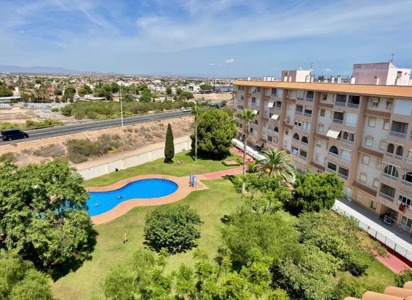 2 slaapkamer Penthouse te koop in Torrevieja met zwembad - € 140.000 (Ref: 9211315)