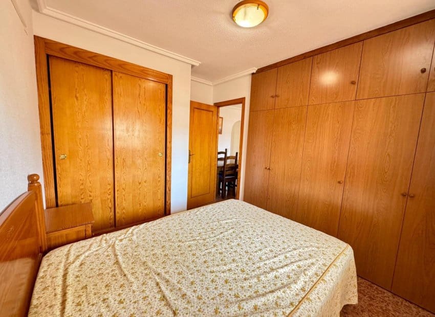 2 slaapkamer Penthouse te koop in Torrevieja met zwembad - € 140.000 (Ref: 9211315)