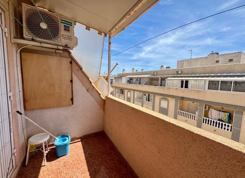 2 slaapkamer Penthouse te koop in Torrevieja met zwembad - € 140.000 (Ref: 9211315)