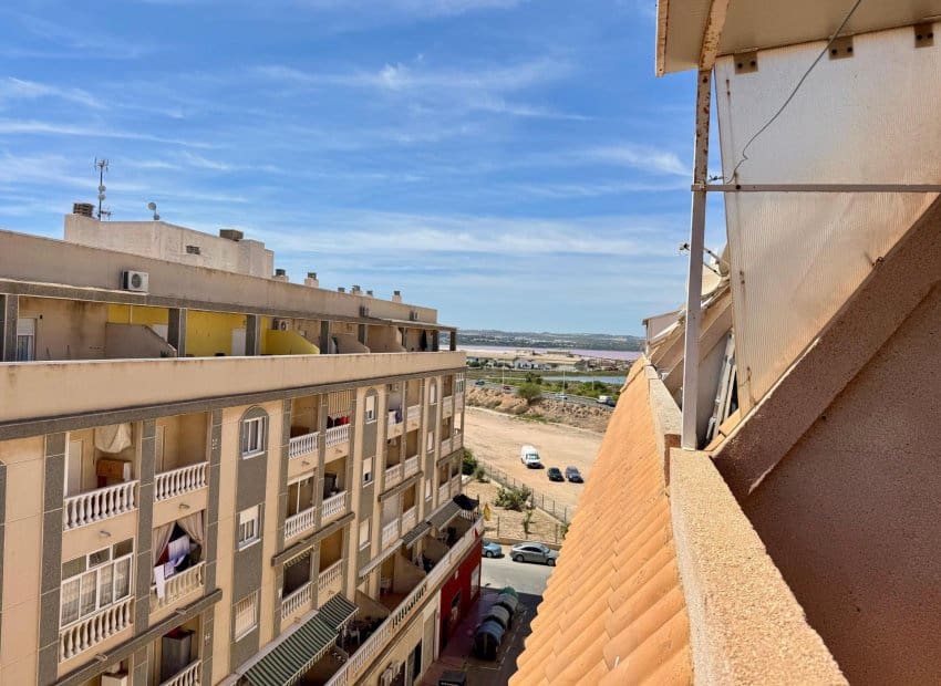 2 slaapkamer Penthouse te koop in Torrevieja met zwembad - € 140.000 (Ref: 9211315)