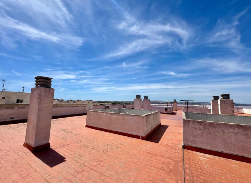 2 slaapkamer Penthouse te koop in Torrevieja met zwembad - € 140.000 (Ref: 9211315)