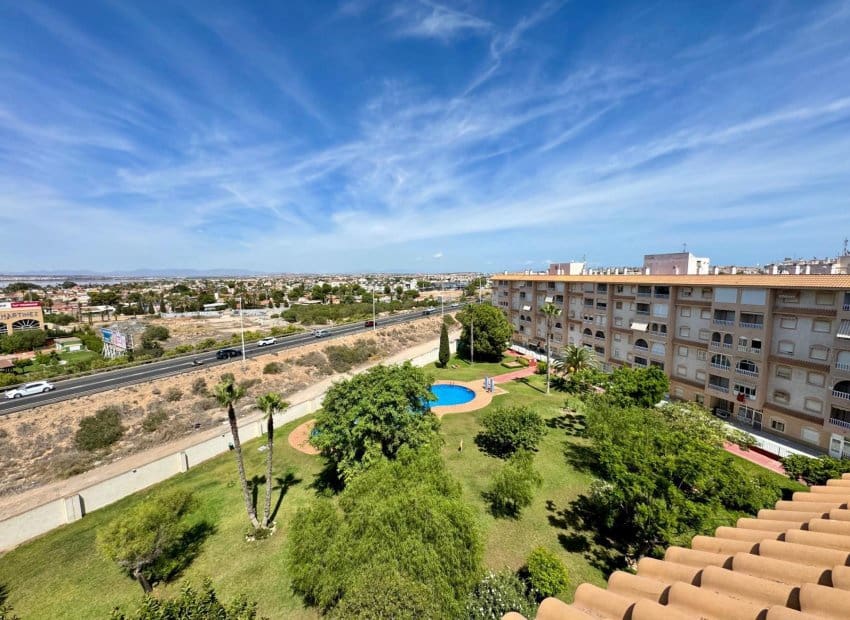 2 slaapkamer Penthouse te koop in Torrevieja met zwembad - € 140.000 (Ref: 9211315)