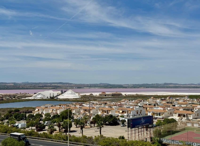 2 slaapkamer Penthouse te koop in Torrevieja met zwembad - € 140.000 (Ref: 9211315)