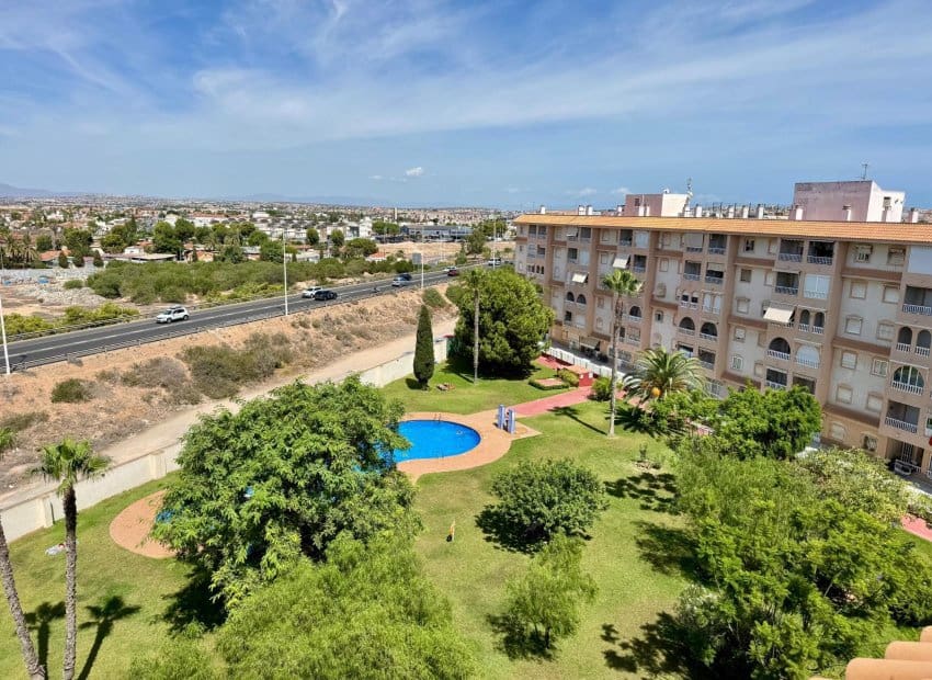 2 slaapkamer Penthouse te koop in Torrevieja met zwembad - € 140.000 (Ref: 9211315)