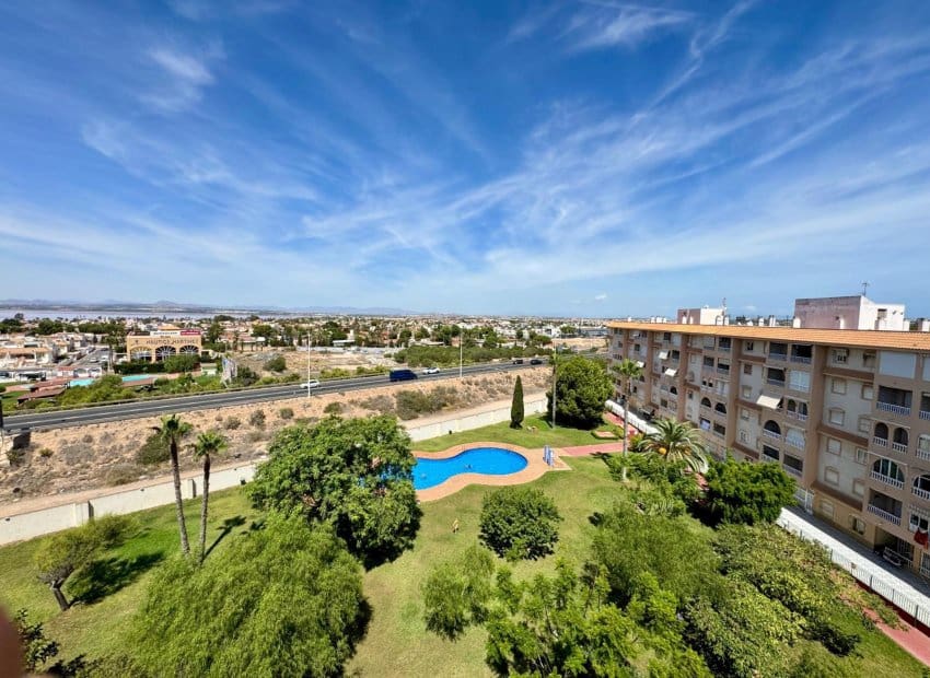 2 slaapkamer Penthouse te koop in Torrevieja met zwembad - € 140.000 (Ref: 9211315)