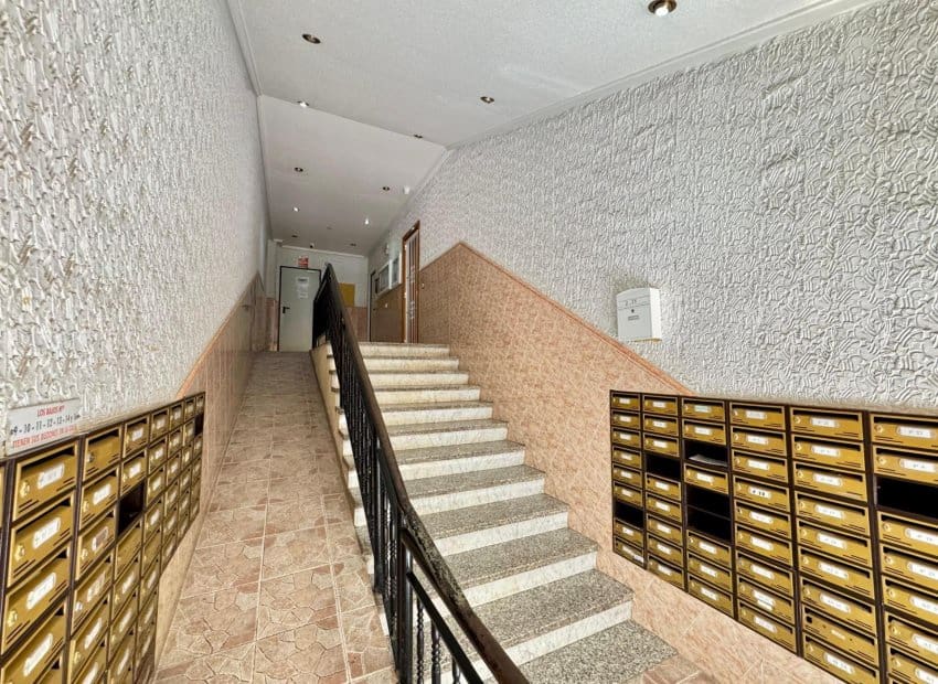 2 slaapkamer Penthouse te koop in Torrevieja met zwembad - € 140.000 (Ref: 9211315)