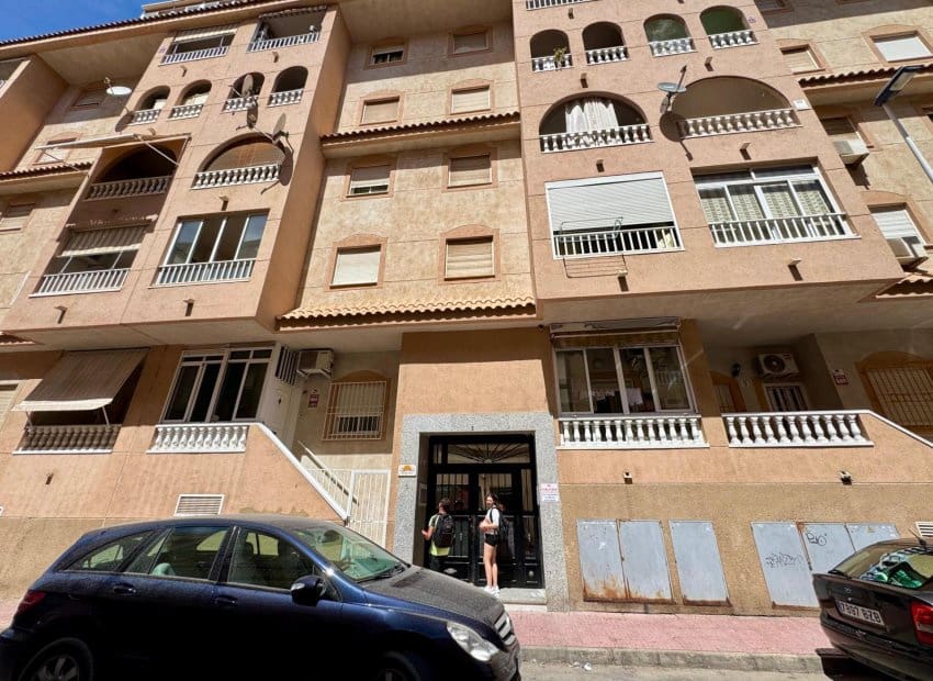 2 slaapkamer Penthouse te koop in Torrevieja met zwembad - € 140.000 (Ref: 9211315)