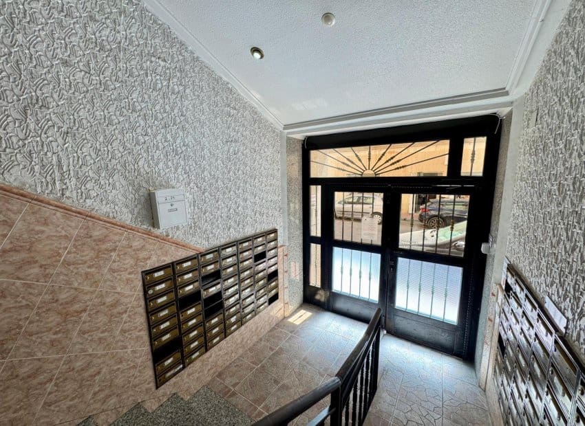 2 slaapkamer Penthouse te koop in Torrevieja met zwembad - € 140.000 (Ref: 9211315)