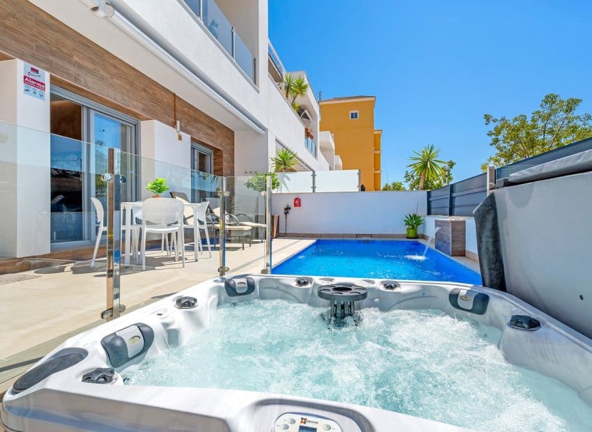 3 soveværelse Byhus til salg i Formentera del Segura med swimmingpool - € 339.000 (Ref: 9211318)