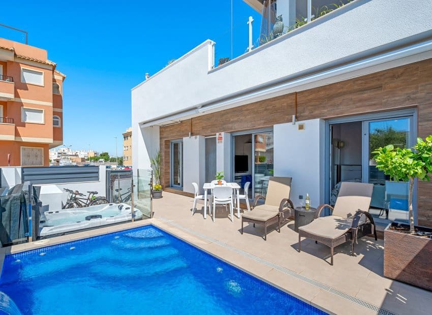 3 soveværelse Byhus til salg i Formentera del Segura med swimmingpool - € 339.000 (Ref: 9211318)