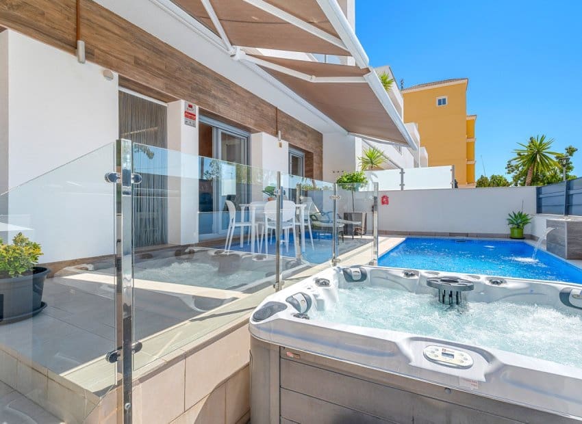 3 soveværelse Byhus til salg i Formentera del Segura med swimmingpool - € 339.000 (Ref: 9211318)