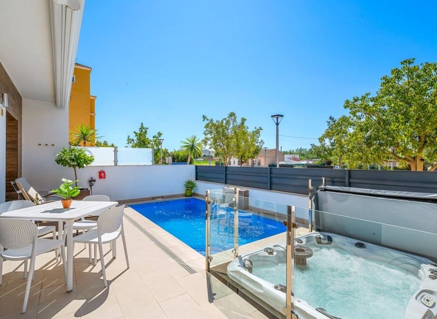 3 soveværelse Byhus til salg i Formentera del Segura med swimmingpool - € 339.000 (Ref: 9211318)