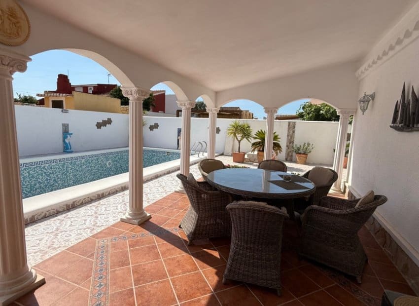 3 bedroom Villa for sale in Torrevieja with pool - € 399,000 (Ref: 9211324)