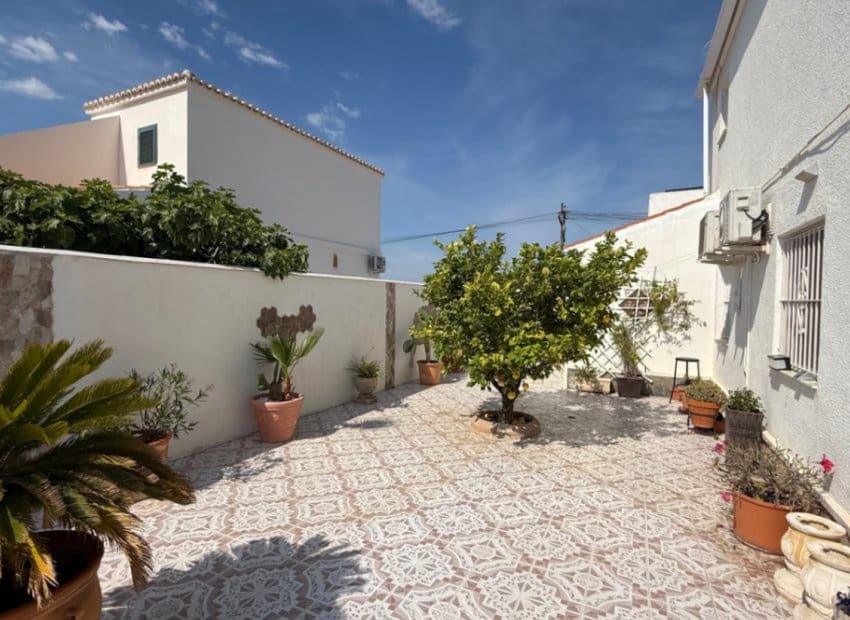 3 bedroom Villa for sale in Torrevieja with pool - € 399,000 (Ref: 9211324)